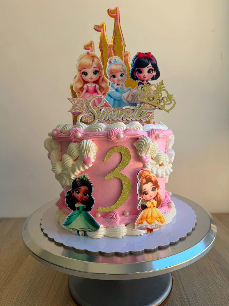 Tarta 3 princesas, con crema rosa y decoración de princesas para una niña.