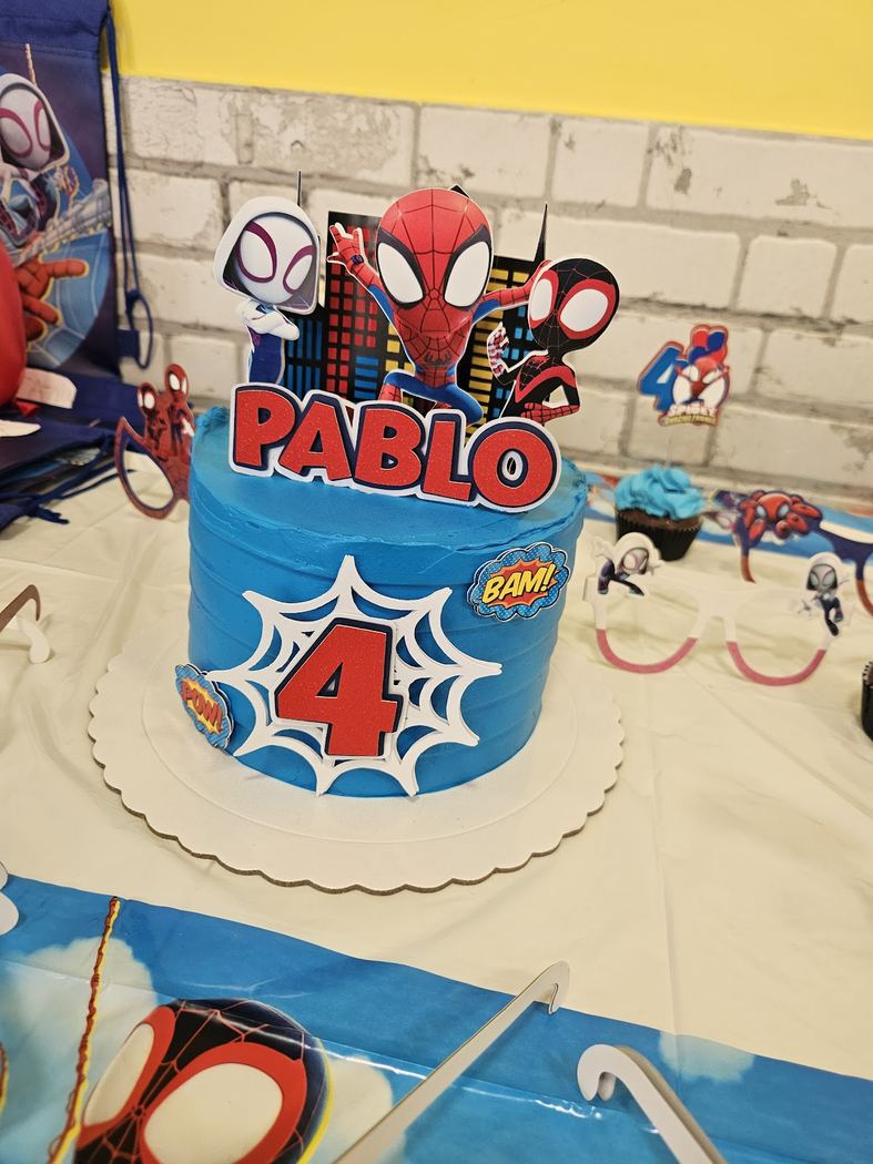Tarta Pablo, con crema azul y Spiderman para celebrar un cumpleaños infantil.